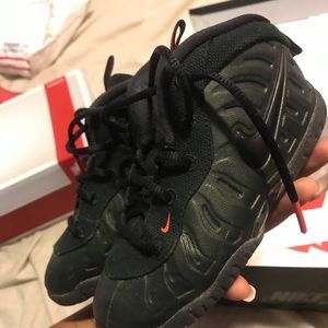 Boys Nike foamposite (LIKE NEW)